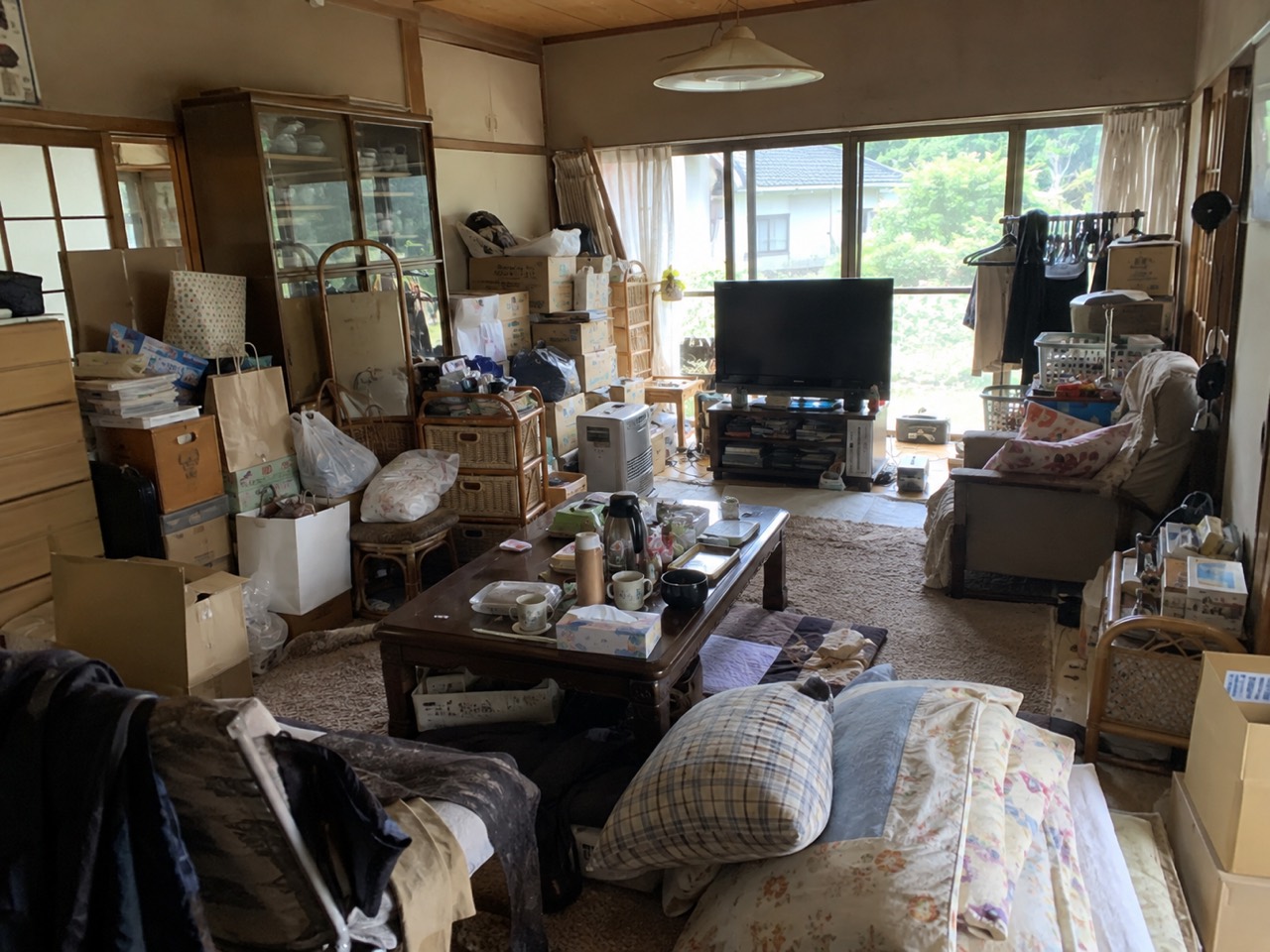 居間のビフォー・アフターの作業前
